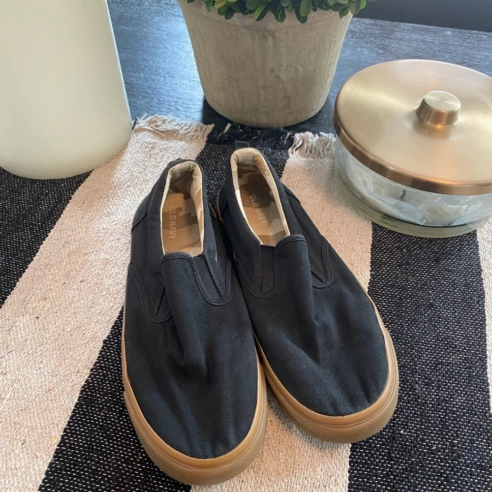 Old Navy Boys Black and Tan Slip on Sneakers size 6